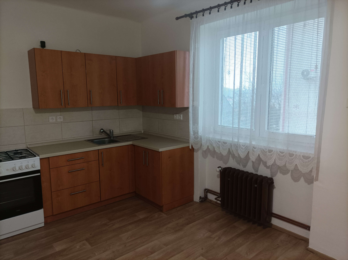 Pronájem hezkého, částečně zařízeného bytu 2+1 s balkónem, Mariánském údolí, Hlubočky