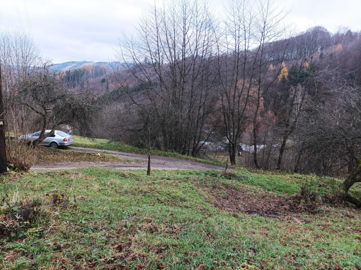 Výhradní prodej 2 sousedících zahrad/luk, 8.332 m2, v Bíléch Karpatech, obec Výškovec