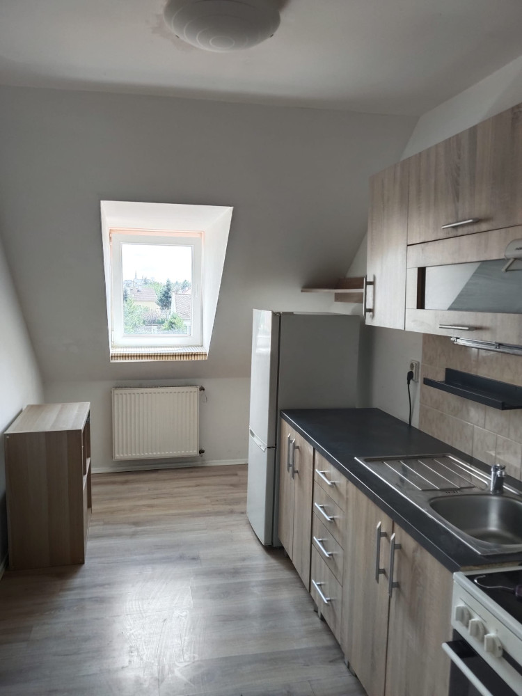 Pronájem částeč.zařízeného podkrovního bytu 2kk, Olomouc, ul. Tvrdíkova