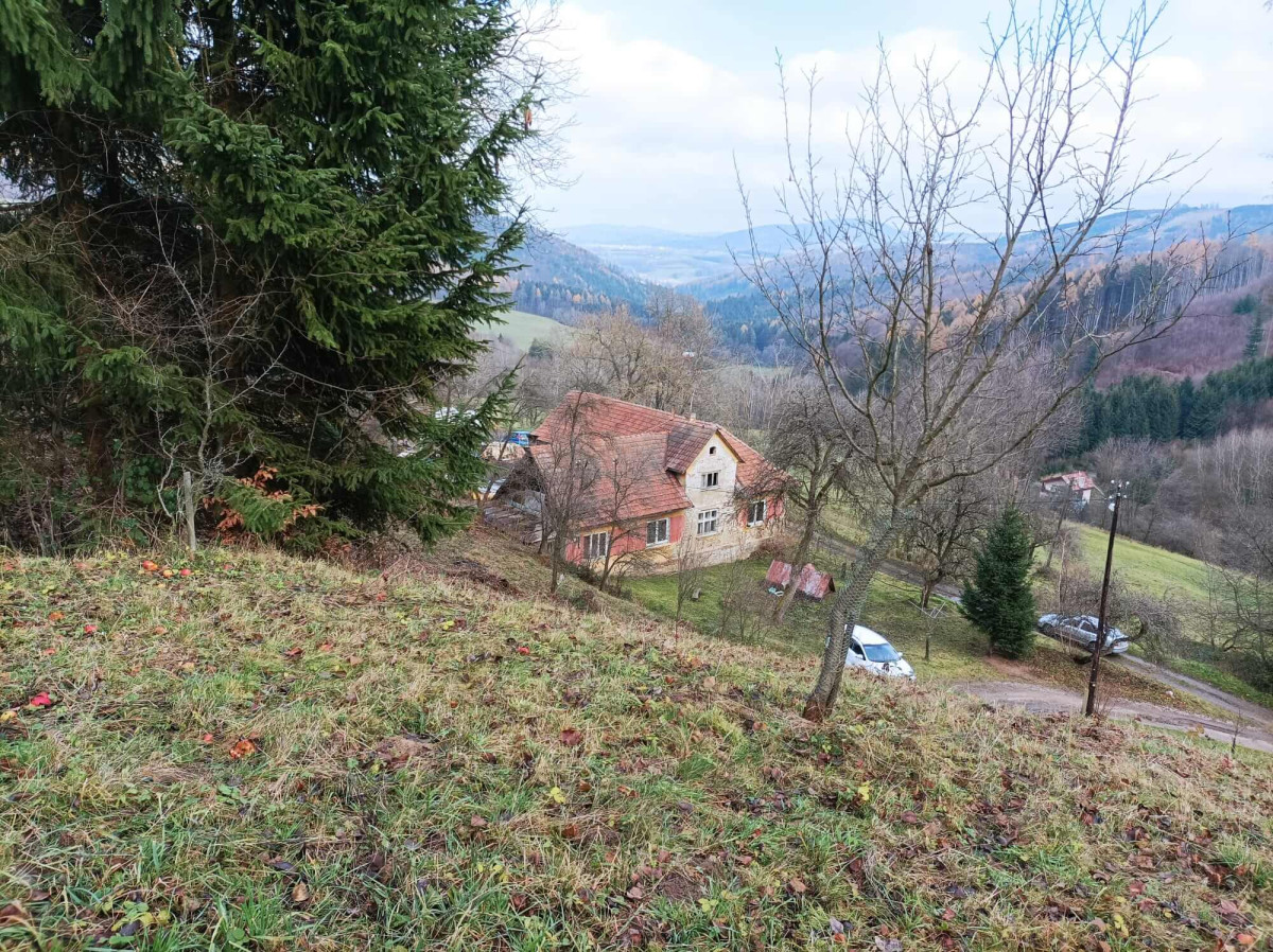 Výhradní prodej 2 sousedících zahrad/luk, 8.332 m2, v Bíléch Karpatech, obec Výškovec