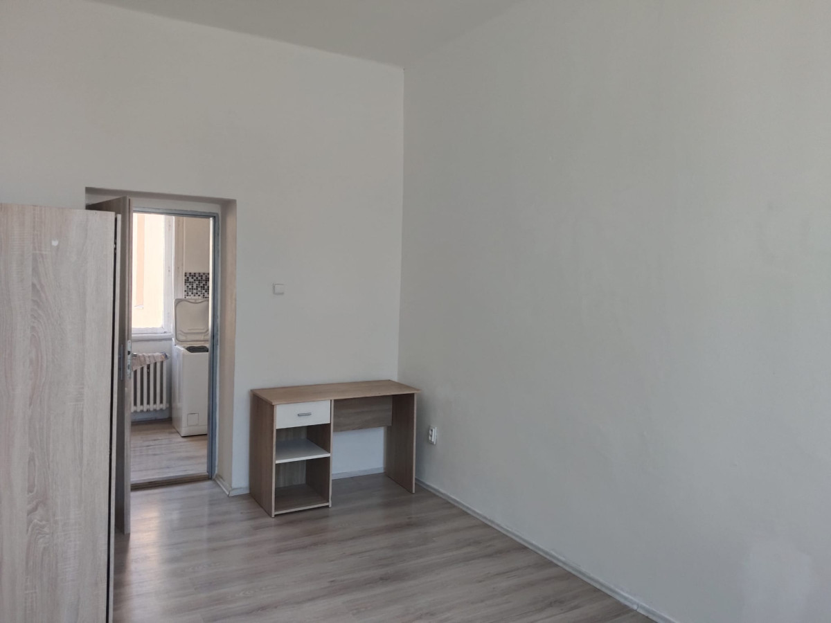 Pronájem pokojů v částeč. zařízeném bytě 3+1 v centru Olomouce, ul. Horní náměstí